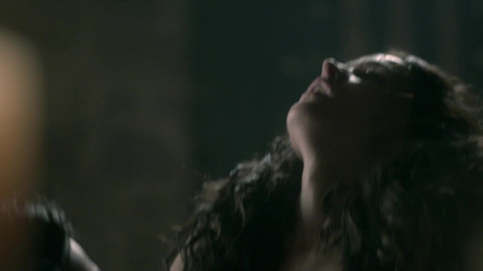 Голая Карен Хассан в сериале «Викинги», 2013