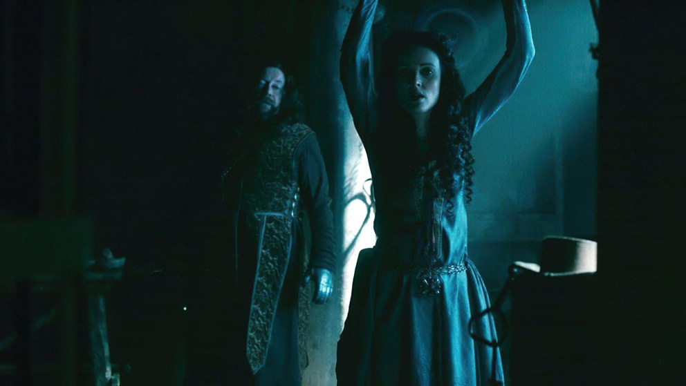 Голая Карен Хассан в сериале «Викинги», 2013