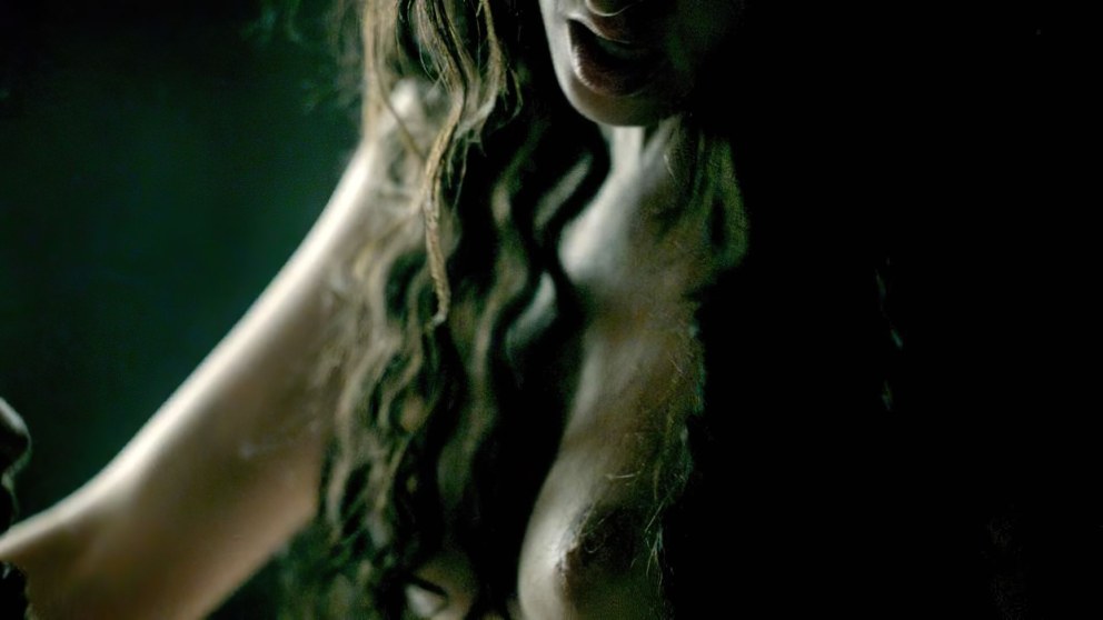 Голая Карен Хассан в сериале «Викинги», 2013