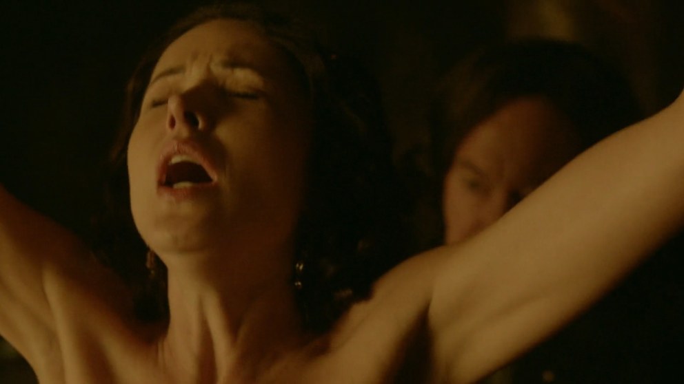 Голая Карен Хассан в сериале «Викинги», 2013