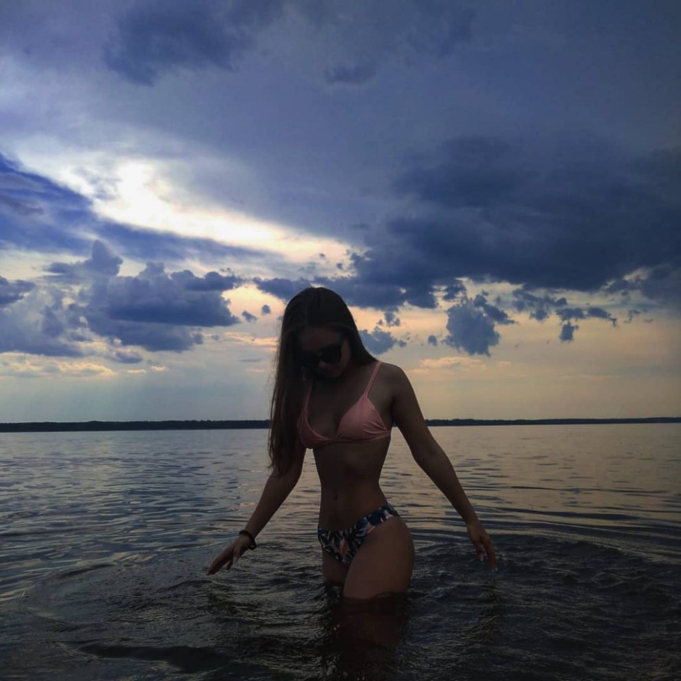 Катя Голышева в купальнике