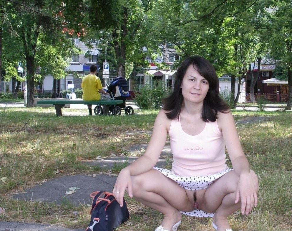 Зрелые жены на улице без трусов