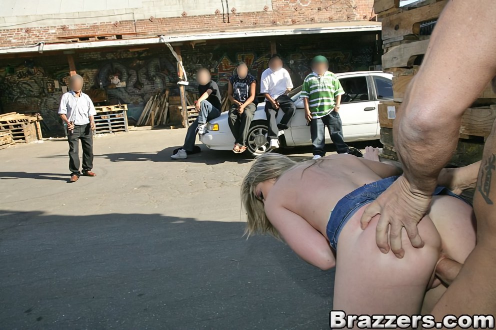 Публичный трах на улице