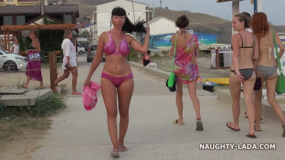 Эксгибиционистка Naughty Lada