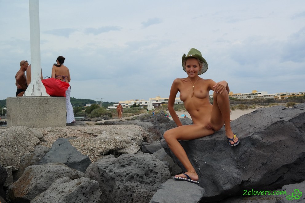 Голые нудистки в крепости