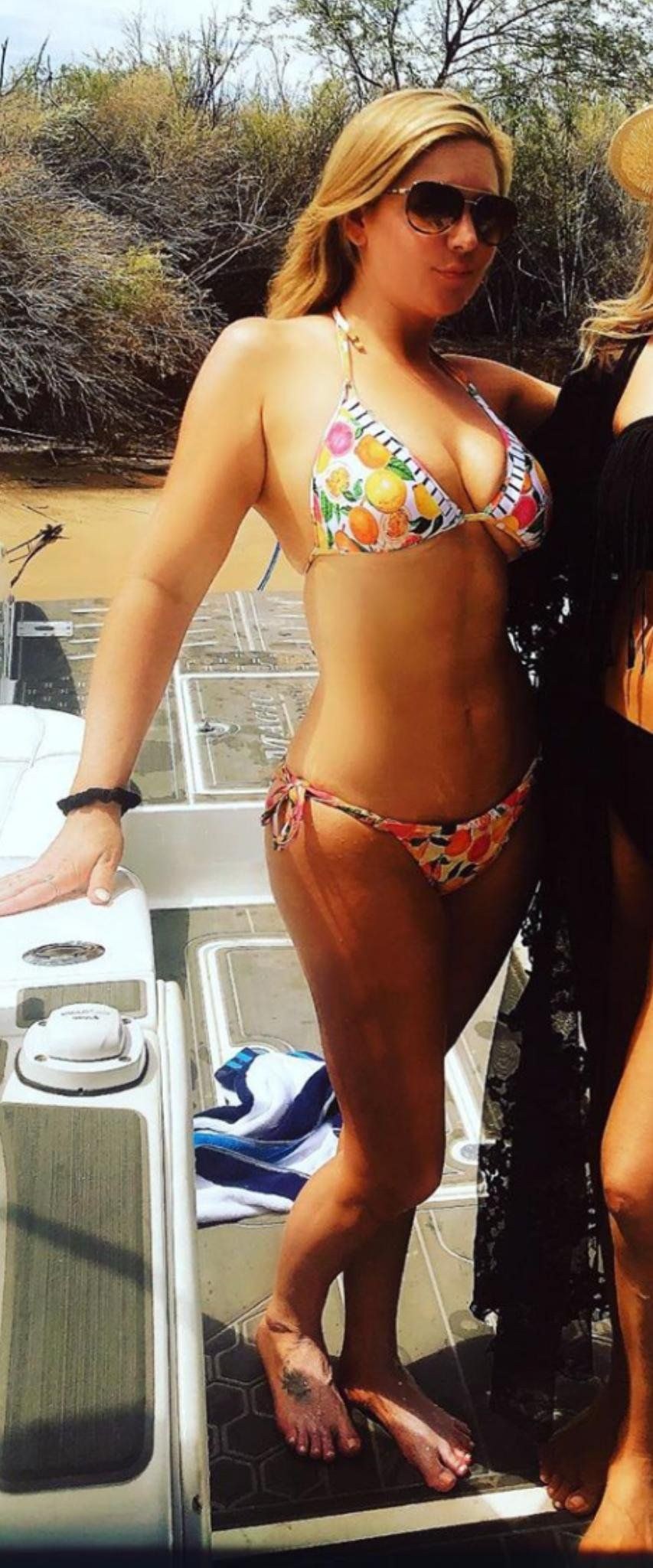 Casey Batchelor в купальнике