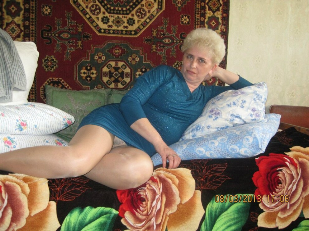 Голые зрелые в чулках на природе