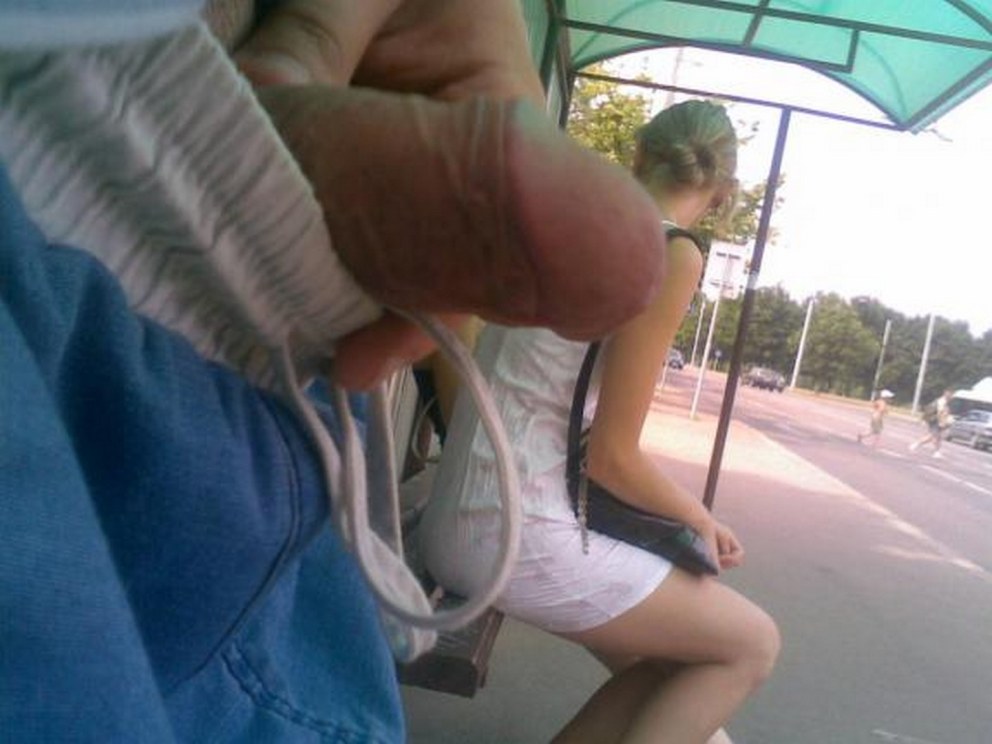 Голая женщина среди одетых