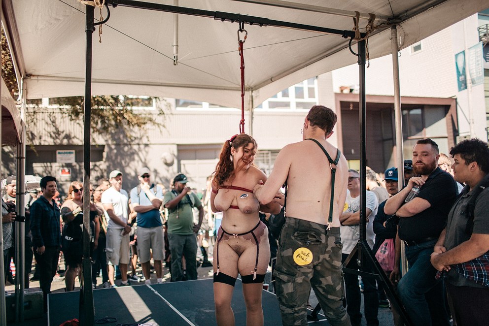 Folsom Street Fair (ярмарка Фолсом-стрит) fisting