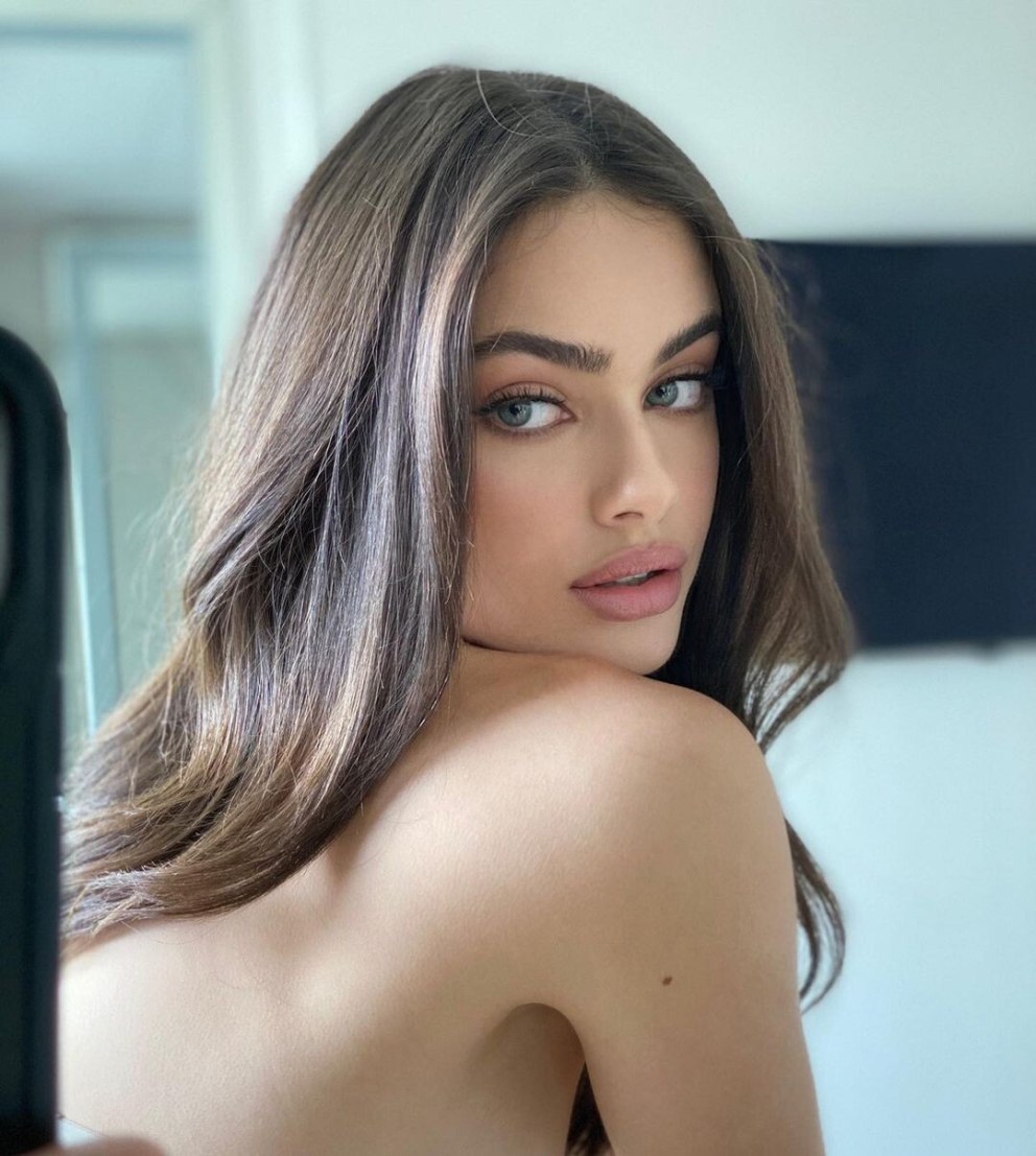 Yael Shelbia фигура