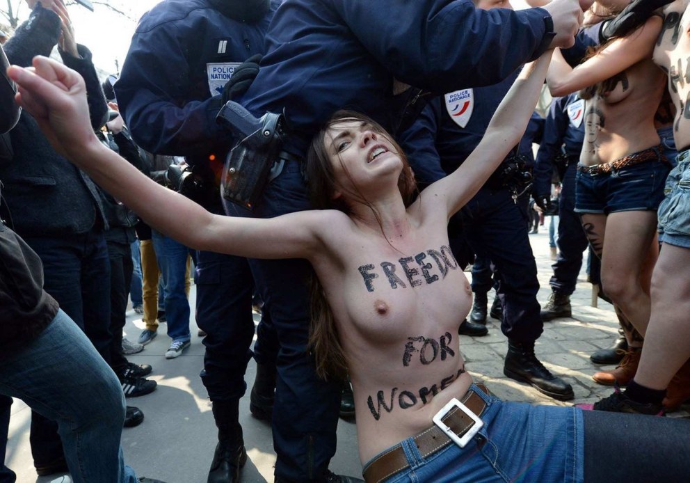 Акции протеста с голыми сиськами