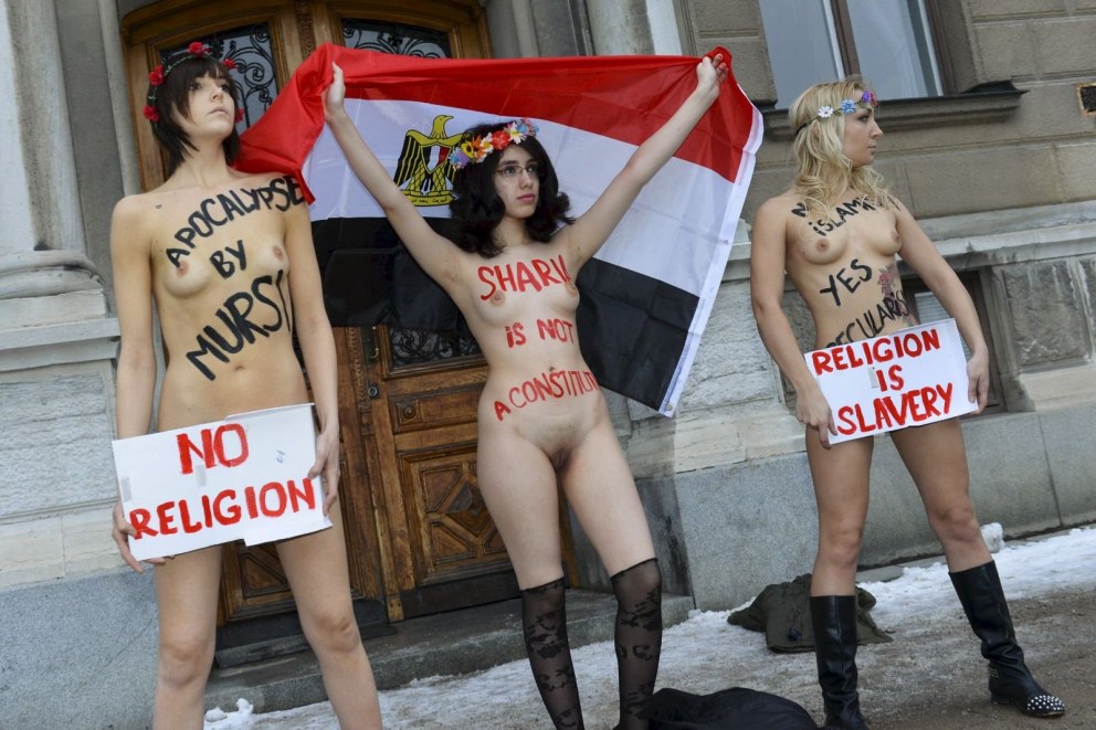 Голые женщины протестуют