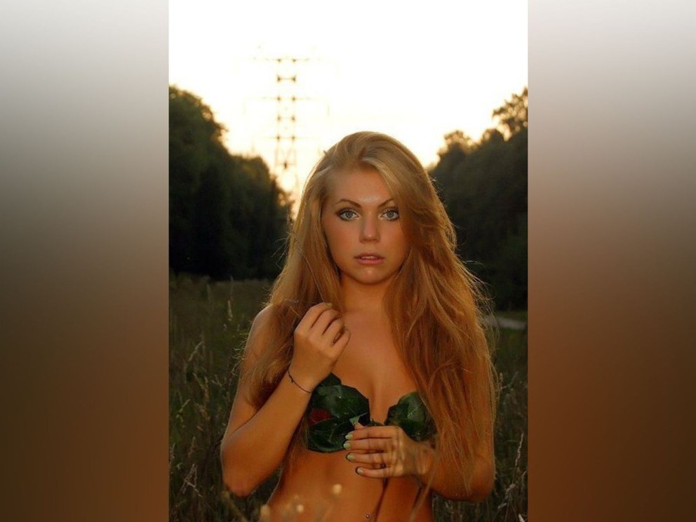 Alonna Shaw купальнике