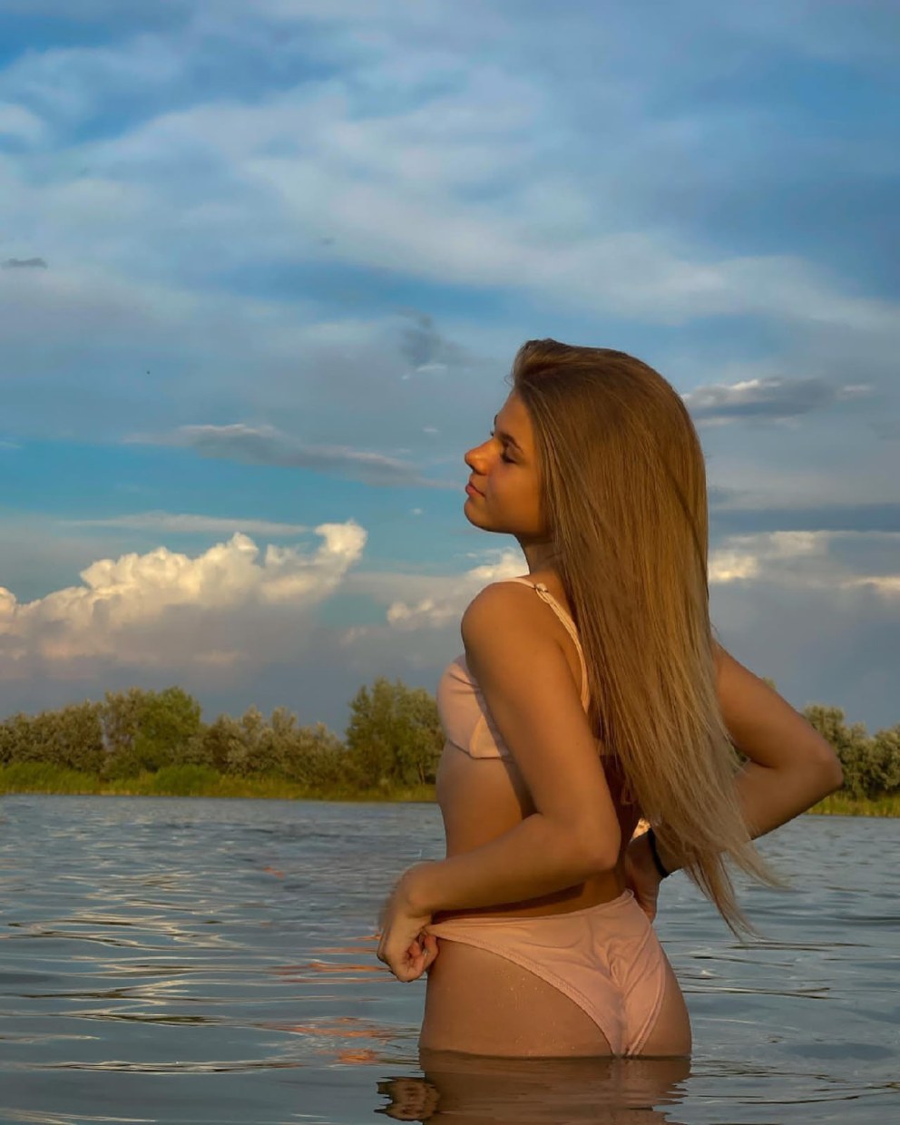 Карина Гурьева голая без трусов