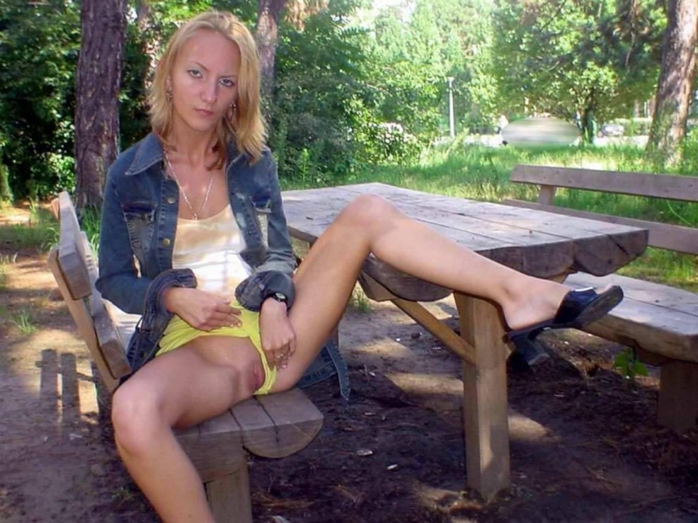 Пьяная на скамейке без трусов