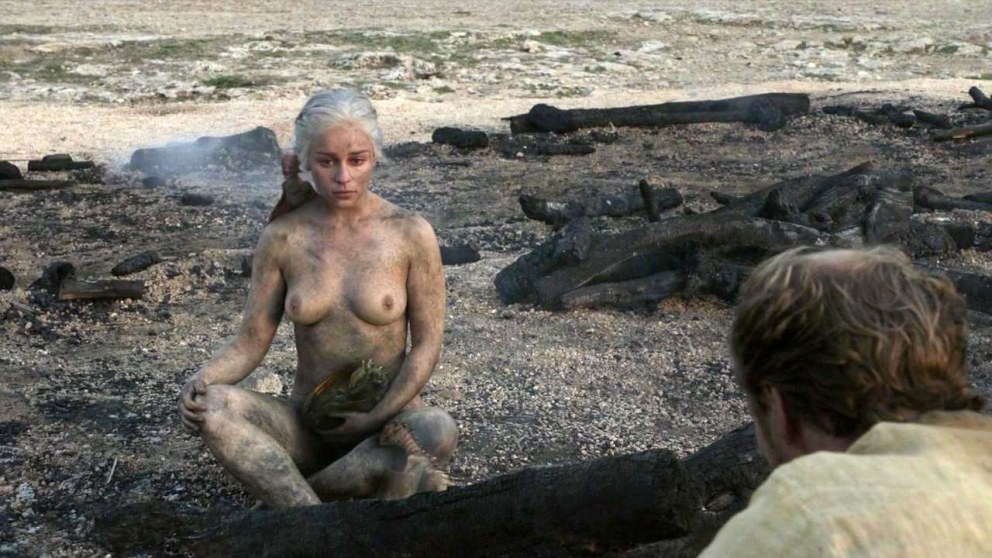Голая Эмилия Кларк в сериале игра престолов
