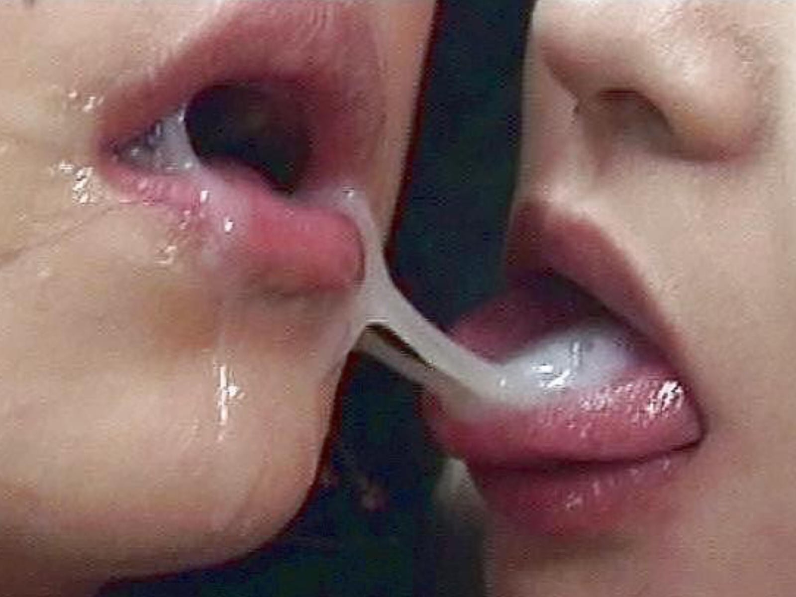 парень целуется с девушкой у которой во рту сперма (120) фото