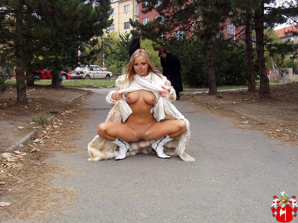 Пьяные голые девки без трусов