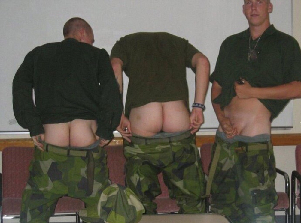 Голые мужчины в униформе
