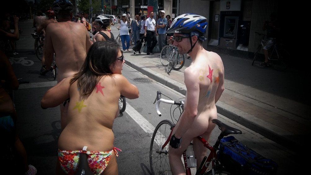 Голая на велотренажере Freedom Naturism