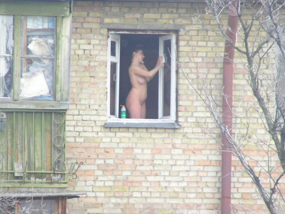 Голая женщина за окном