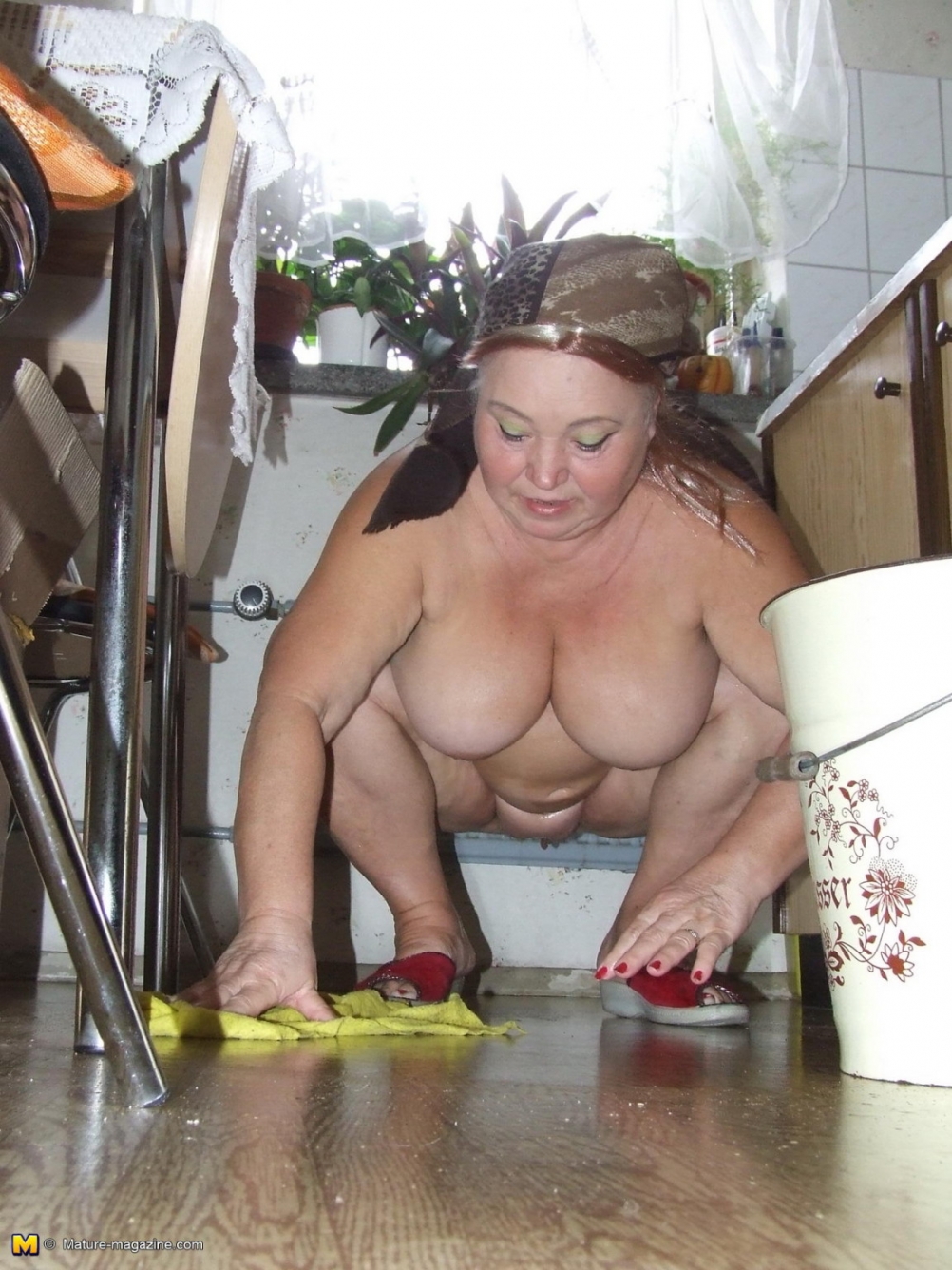 Голые зрелые бабы в душе