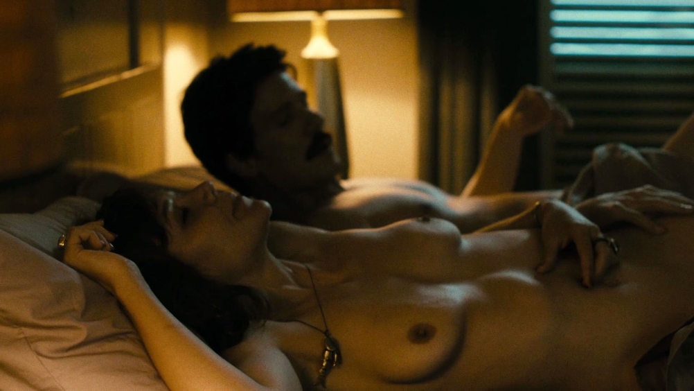Maggie Gyllenhaal в Deuce постельная сцена