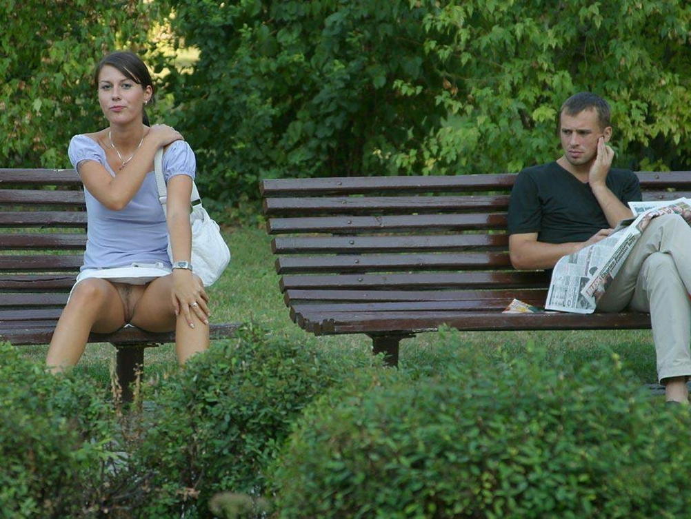 Девушка без трусиков на скамейке