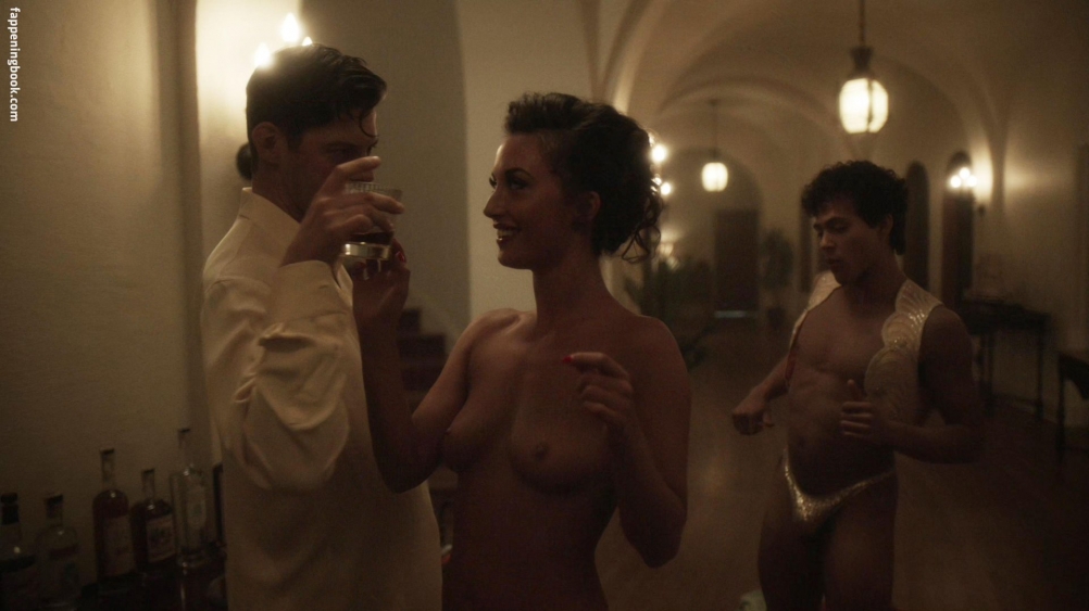 Лаура Меннелл Laura Mennell nude