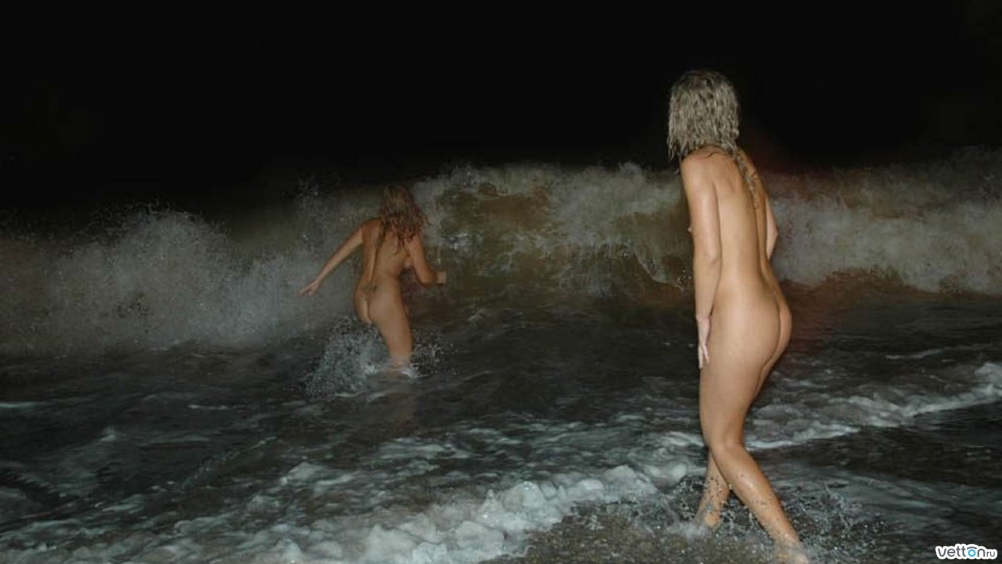 Голые женщины в море плавают