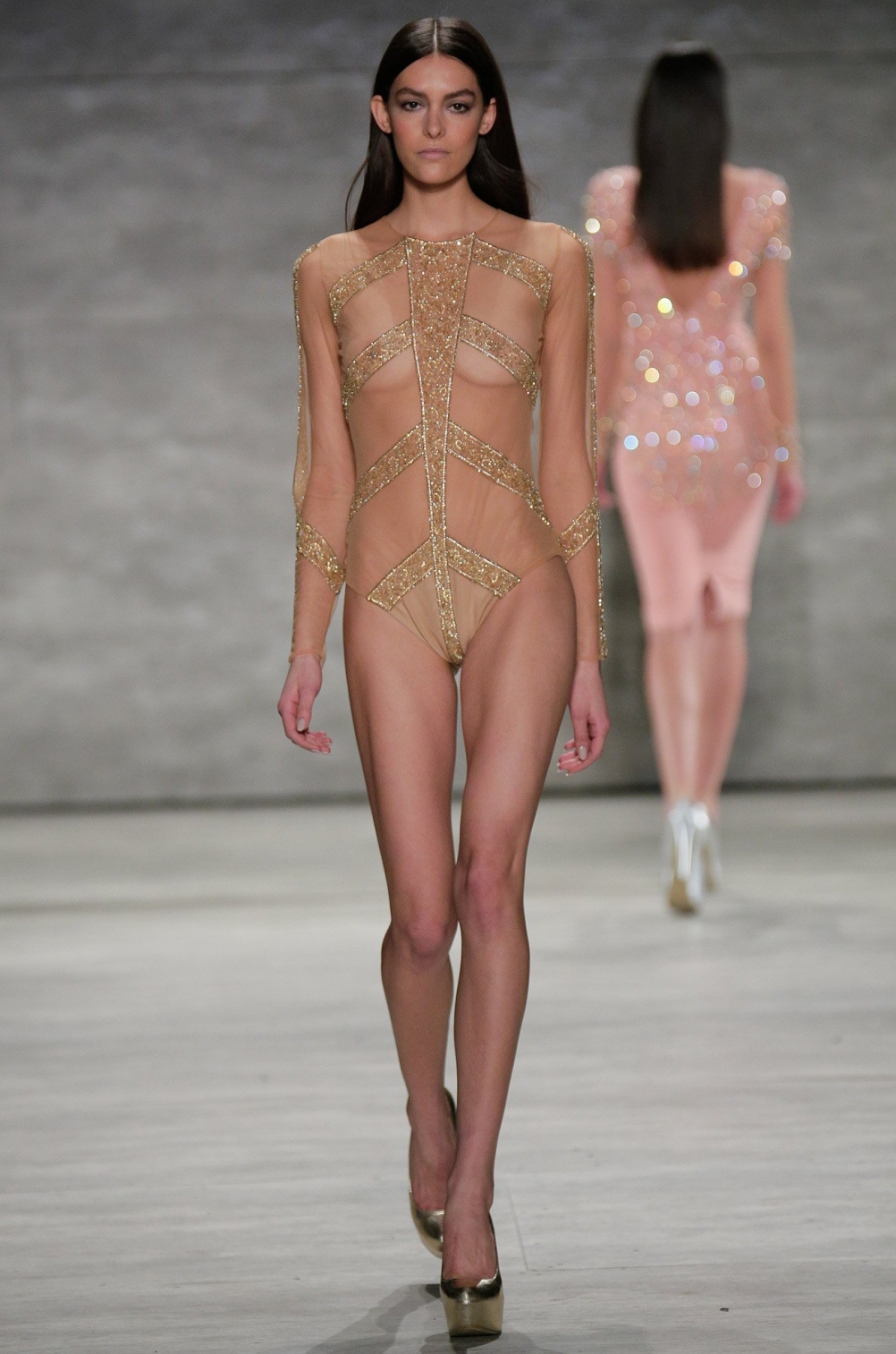 Alejandra Guilmant голая на подиуме