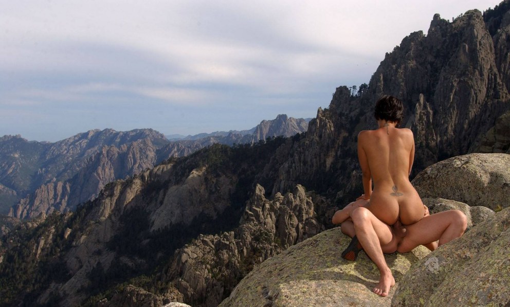 Эротическая фотосессия в горах
