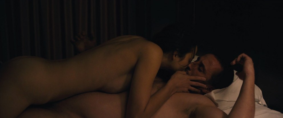 Марион Котийяр курит в фильме nudes
