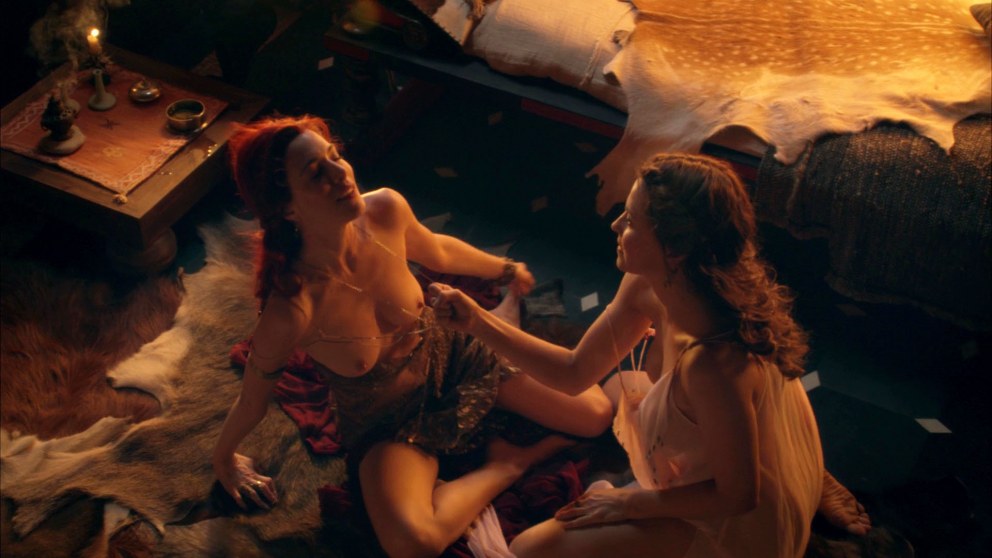 Люси Лоулесс в Spartacus: Gods of the Arena (2011)
