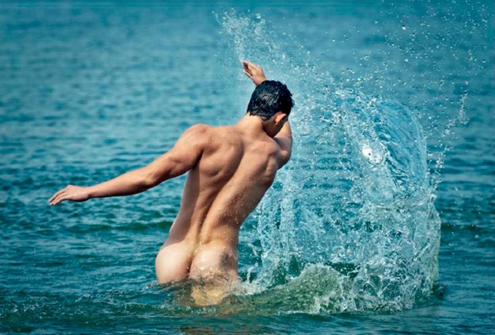 Мужчины голышом в воде