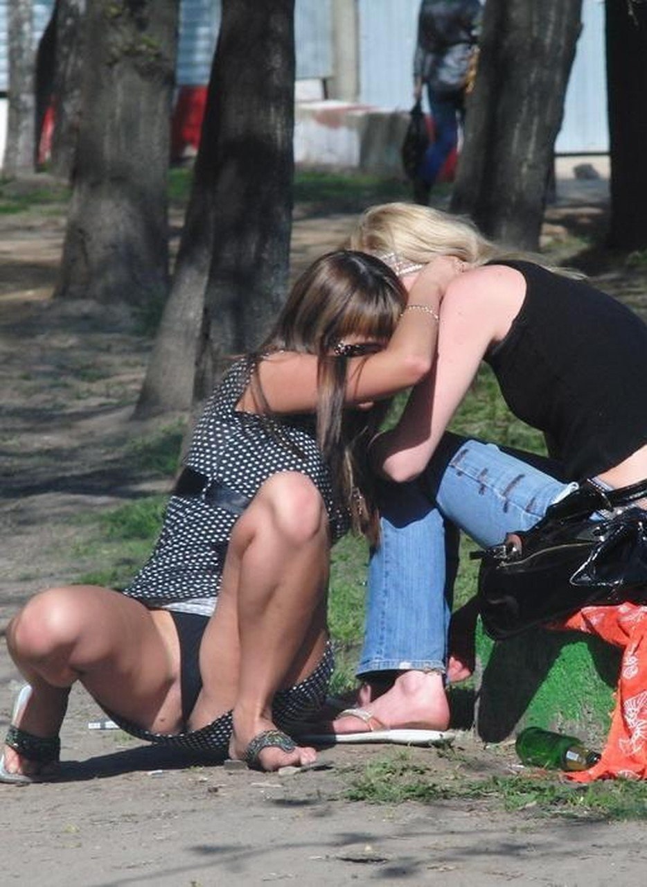 Девушки без трусов под юбкой