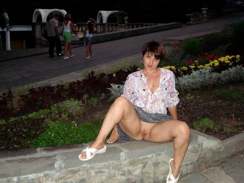 Взрослые женщины в юбке без трусов