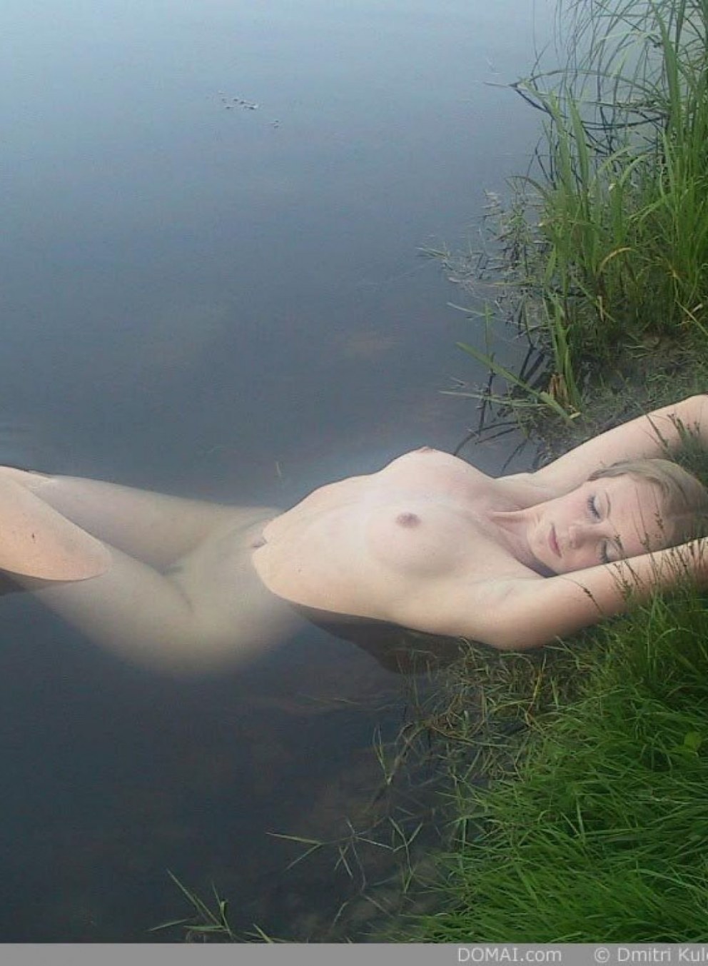 Грудастые девушки на речке