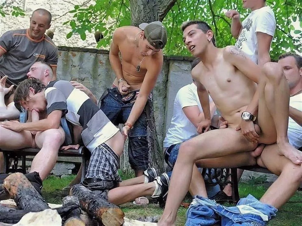 Голые парни ебутся на улице