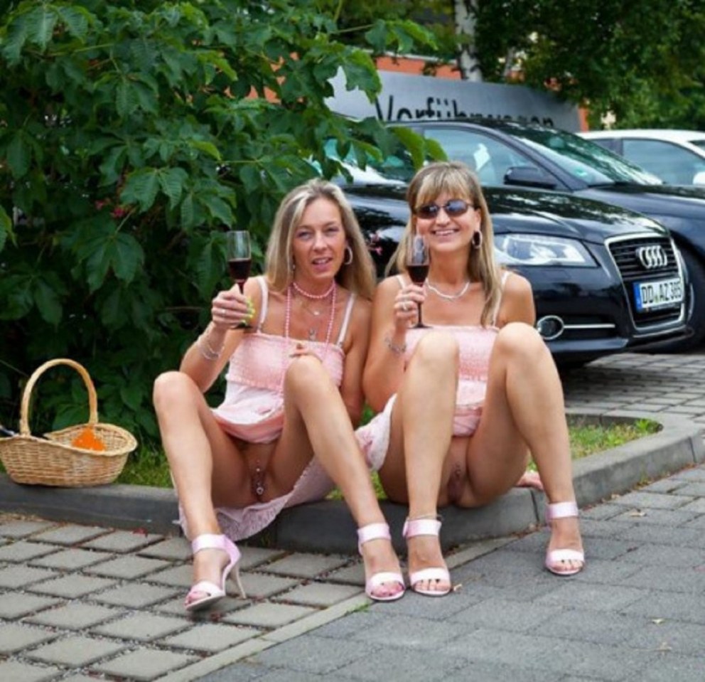 Две девушки без трусов на улице