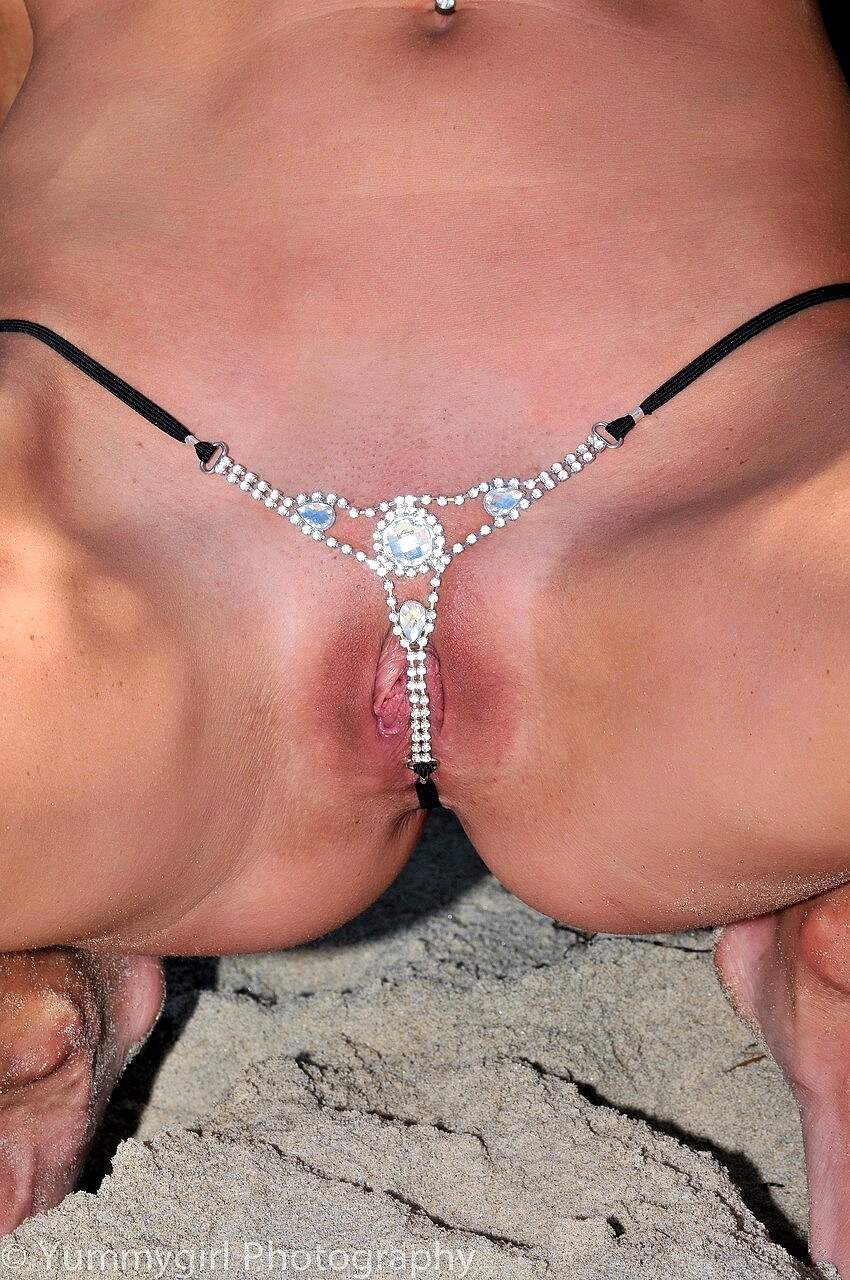 Nicole Aniston в микро бикини xxx