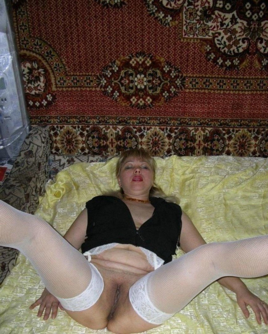 Зрелая блондинка в лесу