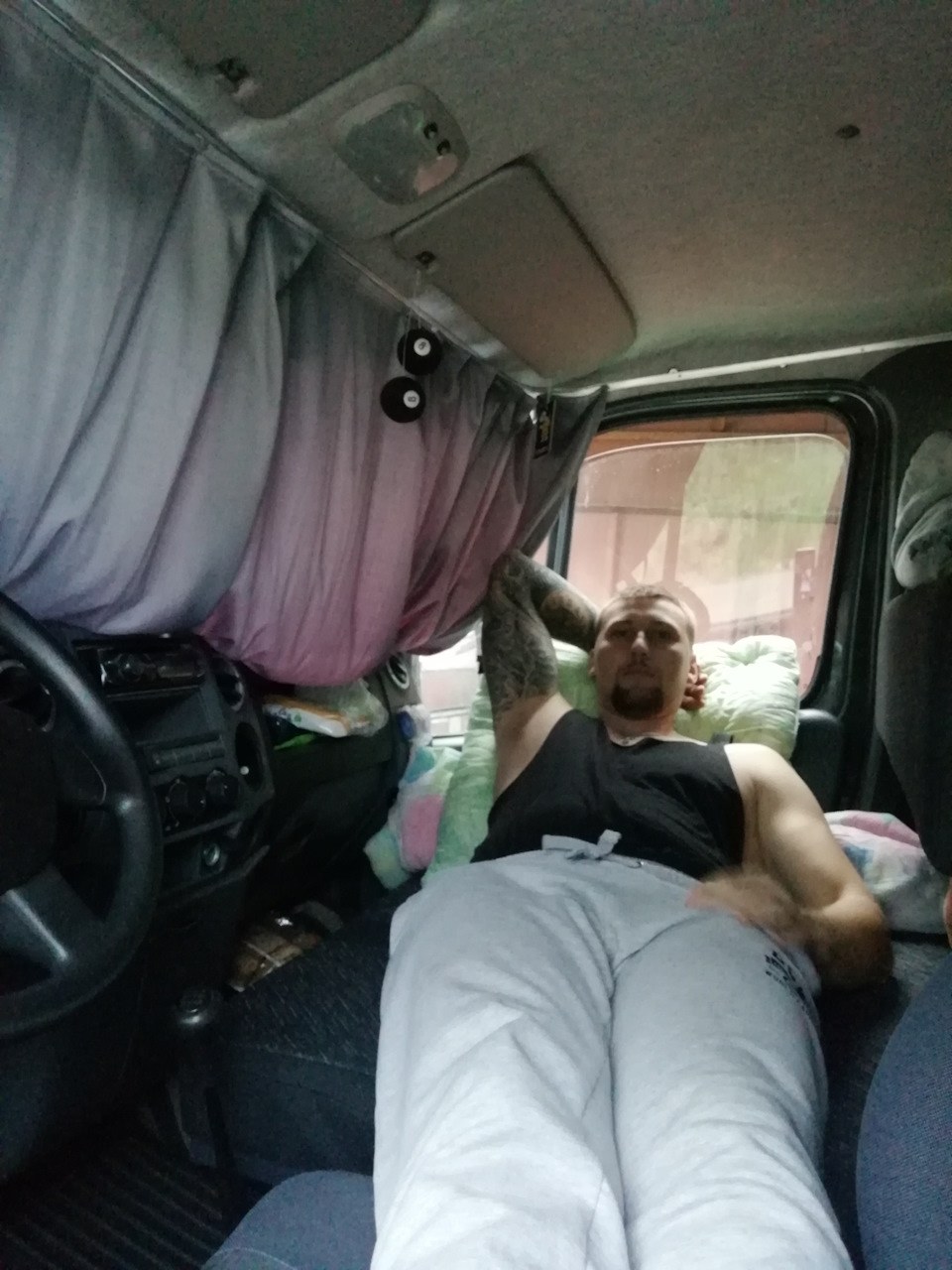 Девушки в транспорте в юбке