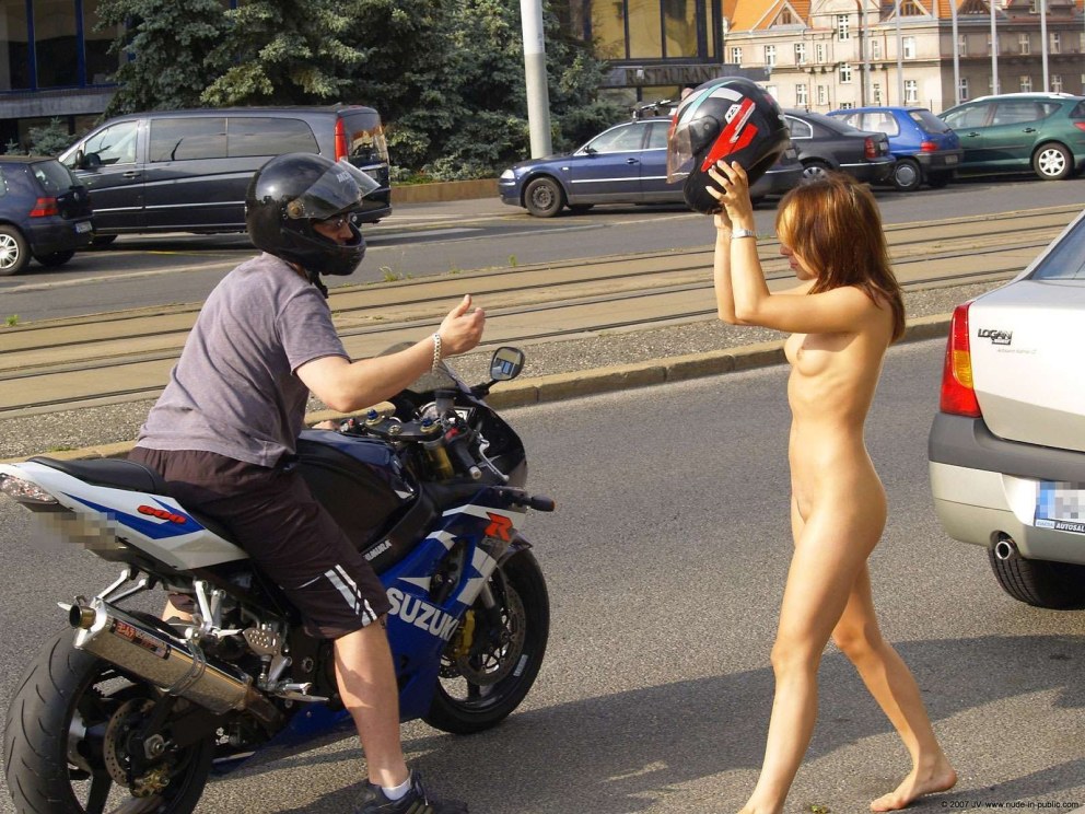 Девушки без трусов на мотоцикле