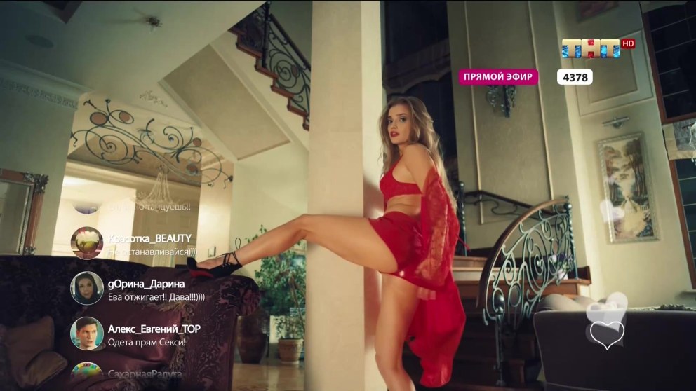 Актриса Алина Ланина в купальнике