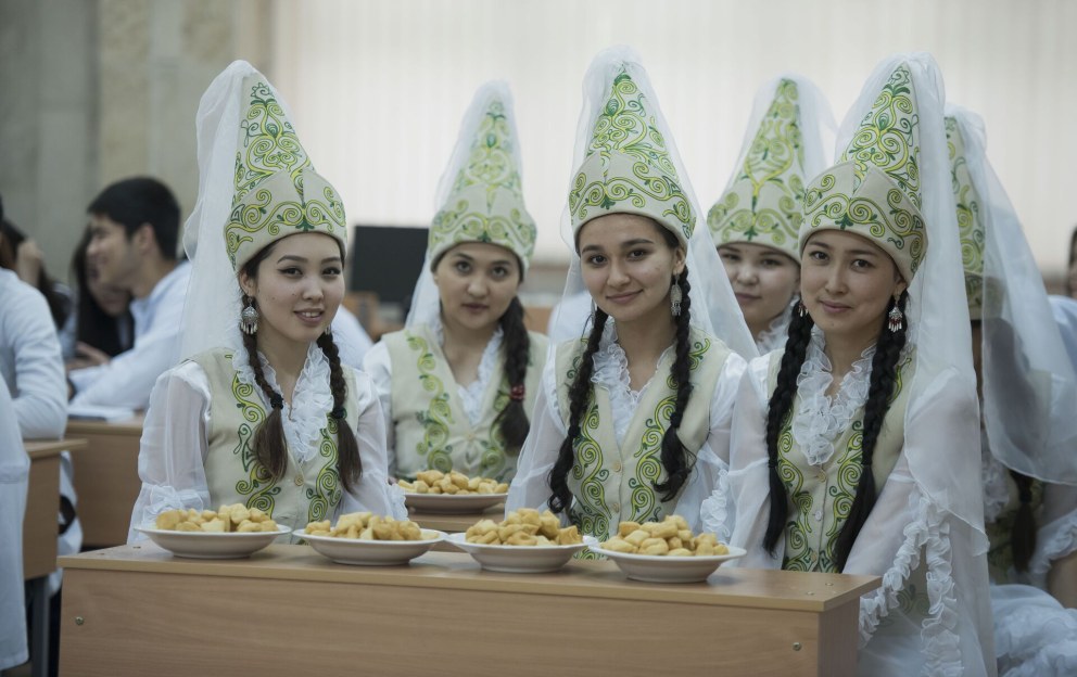 Кыргызские келинки в национальном платье