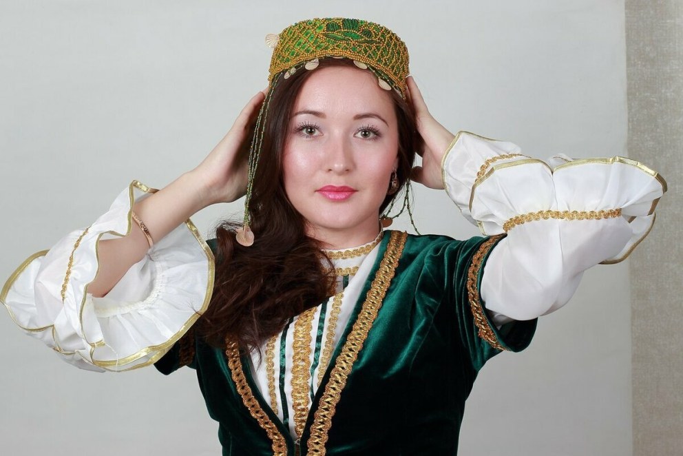 Лола Астанова пианистка