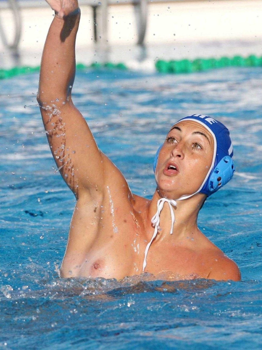 Adele Stephens Pool сиськи в купальнике