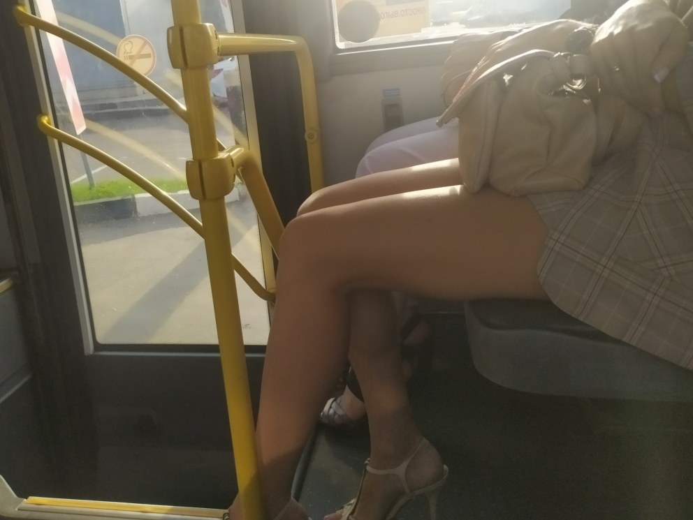 Ноги девушек в электричке