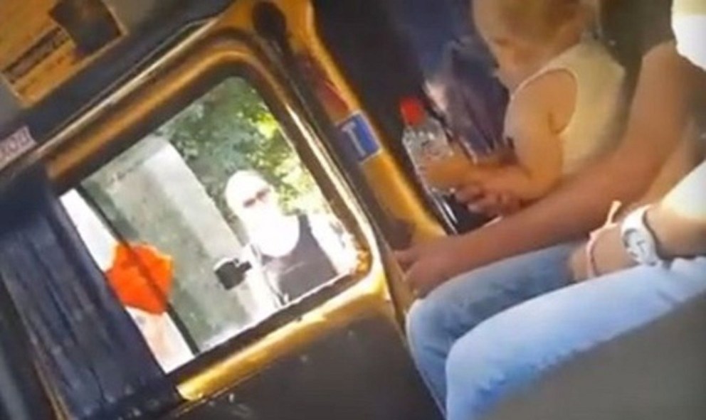 Ноги в общественном транспорте